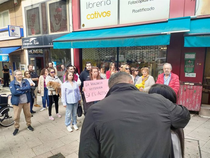 Los padres que denunciaron supuesto acoso escolar a su hija de cinco años en Vigo, arropados por otras familias en una concentración en las inmediaciones del colegio.