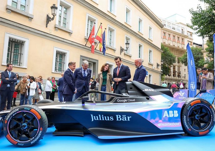 (I-D) El presidente de la Real Federación Española de Automovilismo, Manuel Aviñó, el presidente del RACE, Carmelo Sanz de Barros, la presidenta de la Comunidad de Madrid, Isabel Díaz Ayuso, el co-fundador de la Fórmula E, Alberto Longo, el director del c