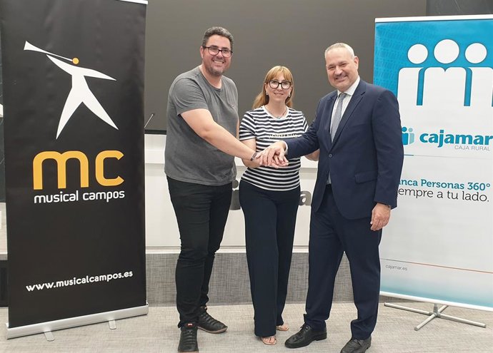 Javier Campos (Musical Campos), Daniela González (FSMCV) y Jesús García (Grupo Cajamar), durante la firma del acuerdo.