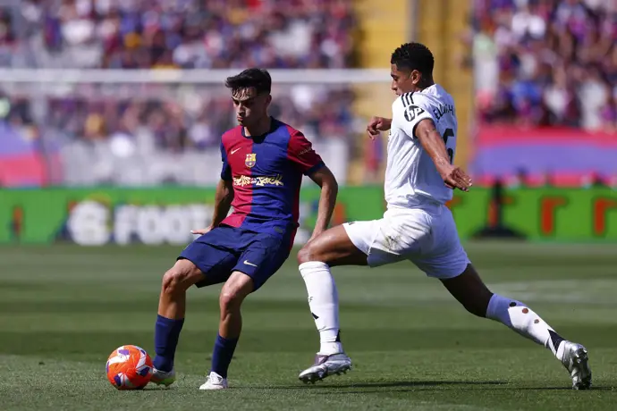 Pedri durante un Clásico contra el Real Madrid