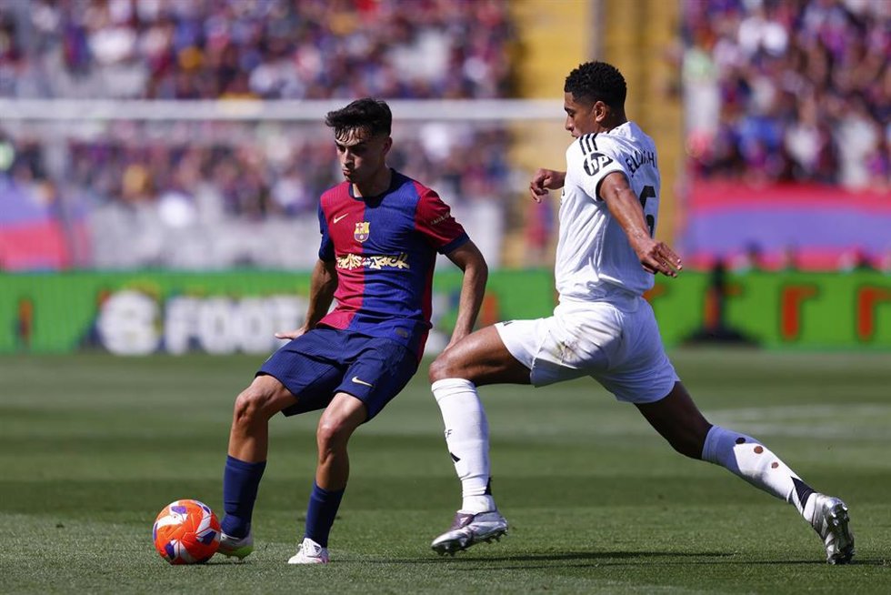 Archivo - Pedri Gonzalez (FC Barcelona) ante Jude Bellingham (Real Madrid) en un Clásico en Barcelona