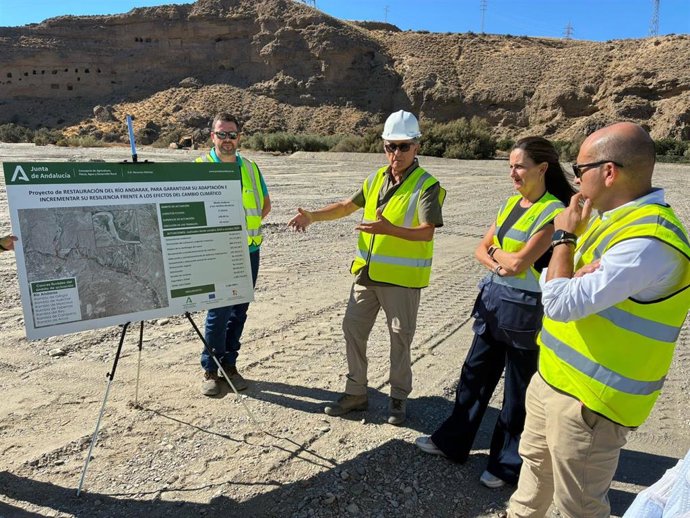 La delegada de la Junta de Andalucía en Almería, Aránzazu Martín, durante la visita a las obras de restauración del río Andarax.