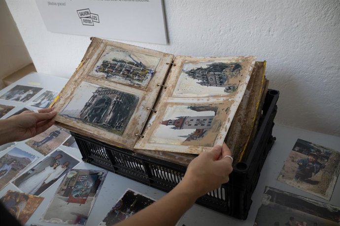 El proyecto #SalvemLesFotos, de recuperación de fotos salvadas de la dana, aterriza en municipios afectados con una exposición itinerante