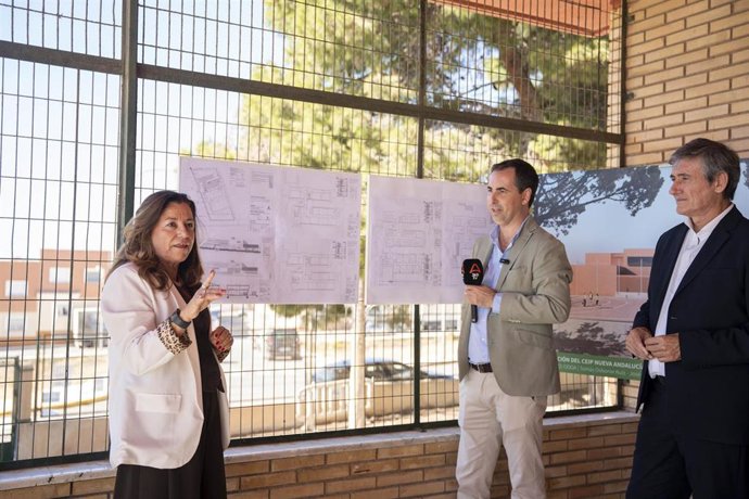La consejera de Desarrollo Educativo y FP, María del Carmen Castillo, durante su visita al CEIP Nueva Andalucía de Adra (Almería).