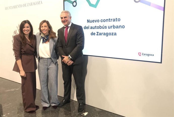 La alcaldesa de Zaragoza, Natalia Chueca, la consejera municipal de Movilidad y Medioambiente, Tatiana Gaudes; y el concejal delegado de Movilidad, José Miguel Roddrigo