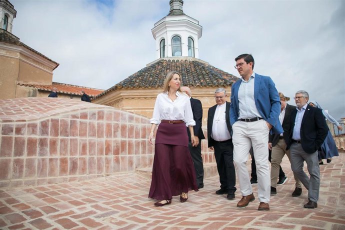 La presidenta de la Junta, María Guardiola, en su visita a la restauración de las cubiertas de la Catedral de Badajoz.