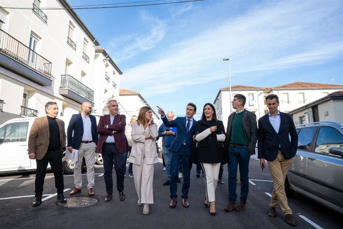 Las autoridades visitan e inauguran la rehabilitación integral del Barrio Obrero del Rey en Santander