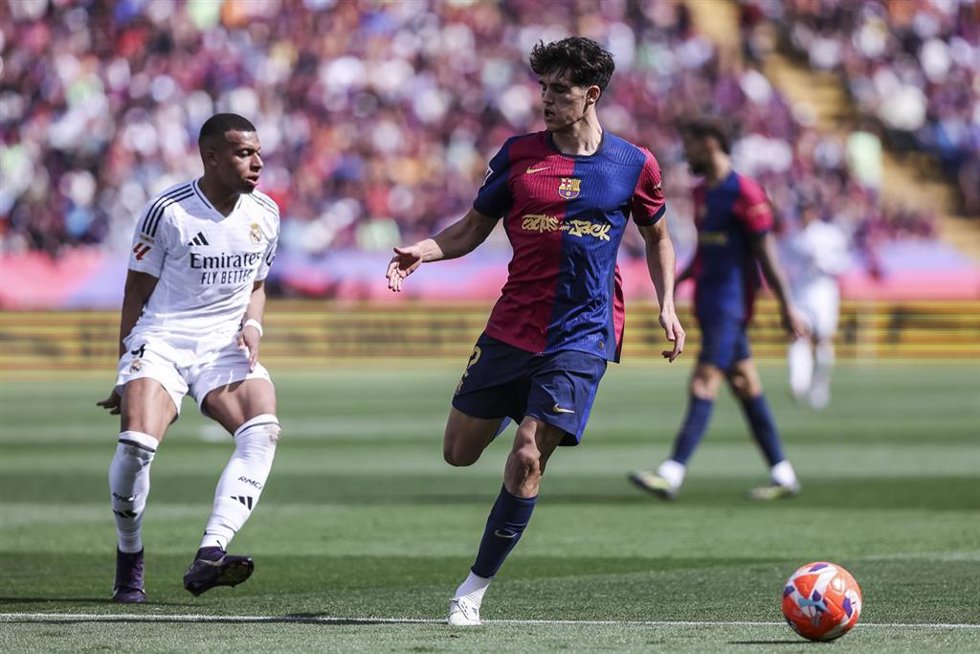 Archivo - Pau Cubarsi (FC Barcelona) y Kylian Mbappé (Real Madrid) en un Clásico en Barcelona