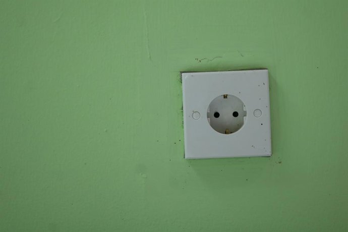 Consejos para limpiar enchufes sucios y que queden como nuevos (y sin manchas amarillas)