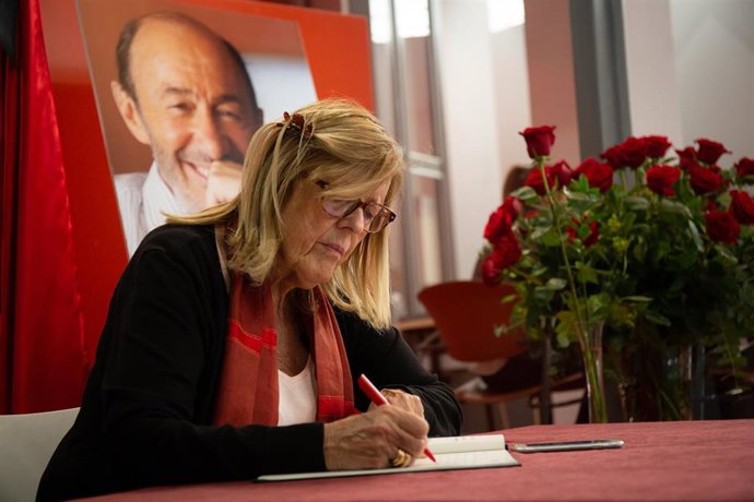 Archivo - La diputada, Anna Balletbò firma en el libro de condolencias por la muerte de Alfredo Pérez Rubalcaba en Barcelona , en una imagen de archivo