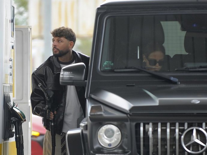 Gloria Camila y Álvaro García en una gasolinera, a 24 de octubre de 2025, en Madrid (España).