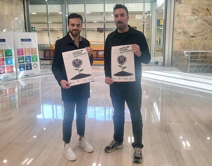 El director general de Agenda 2030, Juan Ponte (izqda.) y el representante de Asturias Paraíso Natural Film Commission, Javier Bouzas, durante la presentación de unas jornadas audiovisuales.