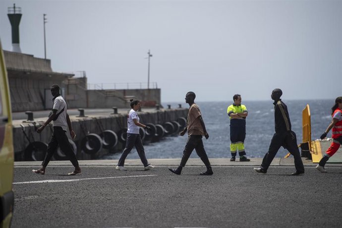 Archivo - Migrantes procedentes de un nuevo cayuco desembarcan en el puerto de La Restinga, a 26 de agosto de 2024, en El Hierro, Canarias (España). 