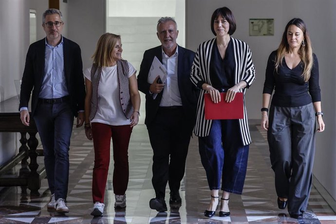 El ministro de Política Territorial y Memoria Democrática, Ángel Víctor Torres (3i), y la ministra de Ciencia, Innovación y Universidades, Diana Morant (2d), durante la presentación del ‘Visor DANA’, en la Delegación del Gobierno