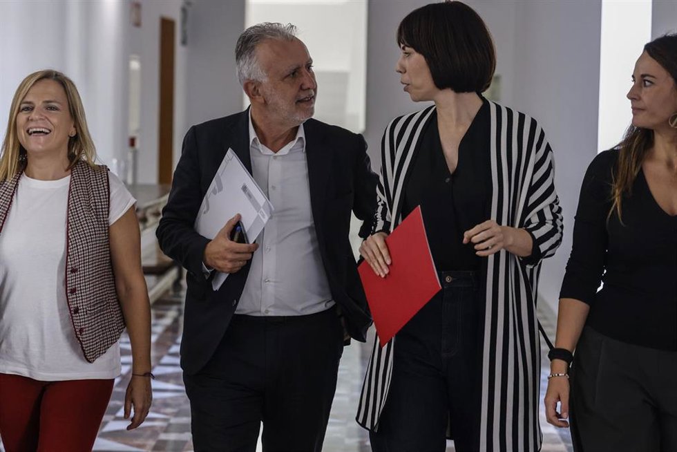 El ministro de Política Territorial y Memoria Democrática, Ángel Víctor Torres (2i), y la ministra de Ciencia, Innovación y Universidades, Diana Morant (2d), durante la presentación del Visor DANA, en la Delegación del Gobierno en Valencia, a 24 de oc