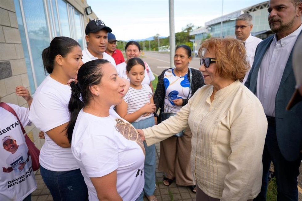 La ministra de Exteriores de Colombia, Rosa Villavicencio, recibe a un grupo de colombianos liberados en Venezuela