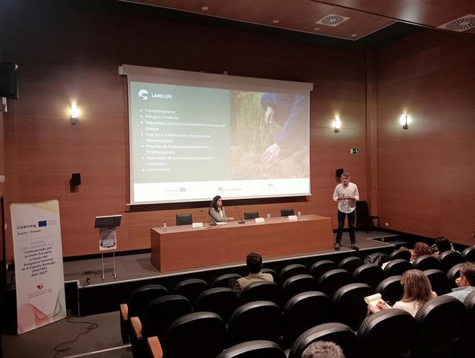 Asistentes a la jornada 'Refugios climáticos y arquitectura resiliente. Estrategias de adaptación frente al cambio climático', que ha tenido lugar en el Centro de Visitantes Norte del Parque Nacional de Monfragüe, en Malpartida de Plasencia.