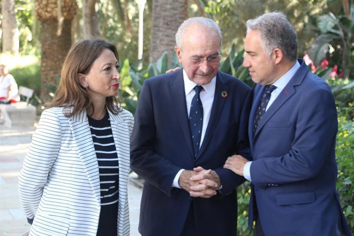 El vicesecretario de Coordinación Autonómica y Local y Análisis Electoral del PP, Elías Bendodo, junto a la presidenta provincial, Patricia Navarro, y el alcalde de la ciudad, Francisco de la Torre.