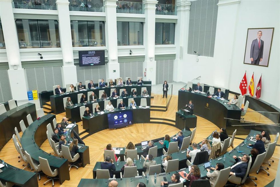 El alcalde de Madrid, José Luis Martínez-Almeida, durante un pleno extraordinario del Ayuntamiento de Madrid, en el Palacio de Cibeles, a 24 de octubre de 2025, en Madrid (España).