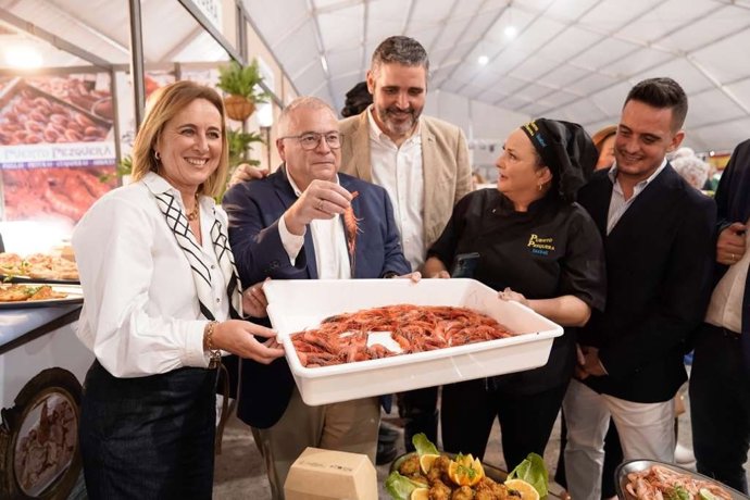La diputada provincial Esther Álvarez, el alcalde de Garrucha, Pedro Zamora, y el delegado territorial de Turismo, Juan José Alonso, durante la inauguración del VI Festival de la Gamba Roja de Garrucha (Almería) junto a profesionales del sector hostelero.