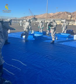 Agentes de la Guardia Civil durante las prácticas de descontaminación incluidas en las jornadas de formación en materia NRBQ celebradas en Almería.