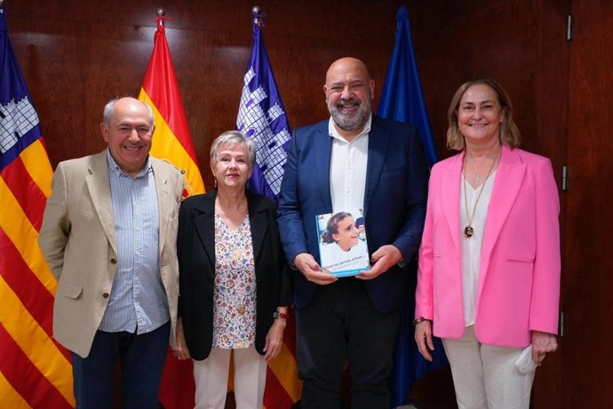 El alcalde de Palma recibe un ejemplar del libro del aniversario de Amadiba en agradecimiento al apoyo de Cort