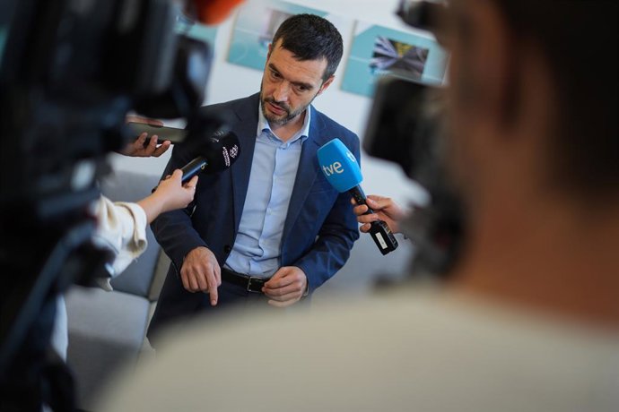 El ministre de Drets Socials, Consum i Agenda 2030, Pablo Bustinduy, atén als mitjans de comunicació, a 24 d'octubre de 2025, a Sedaví, València, Comunitat Valenciana (Espanya). 