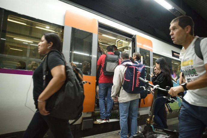 Archivo - Passatgers pujant al tren de Renfe 