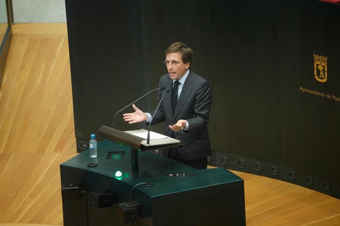 El alcalde de Madrid, José Luis Martínez-Almeida, durante un pleno extraordinario del Ayuntamiento de Madrid, en el Palacio de Cibeles