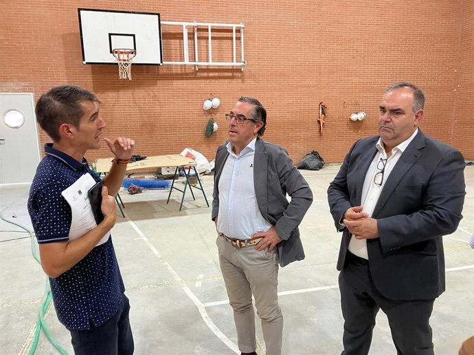 El delegado territorial de Desarrollo Educativo, Miguel Briones, durante su visita al CEIP Fuente Luna, junto al alcalde del municipio, Félix Lozano.