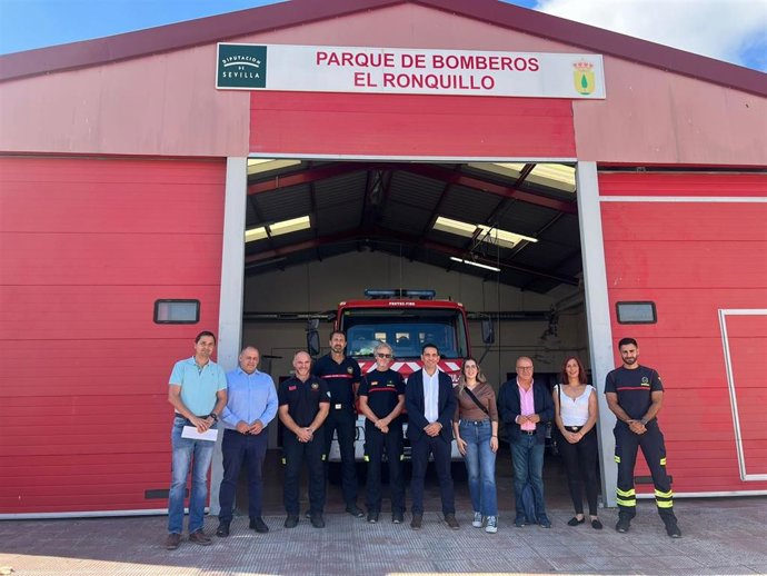 El vicepresidente del Consorcio de Prevención, Extinción de Incendios y Salvamento de la Provincia de Sevilla, Gonzalo Domínguez, y la alcaldesa de El Ronquillo, Ana Vizcaíno, visitan el parque de bomberos del municipio