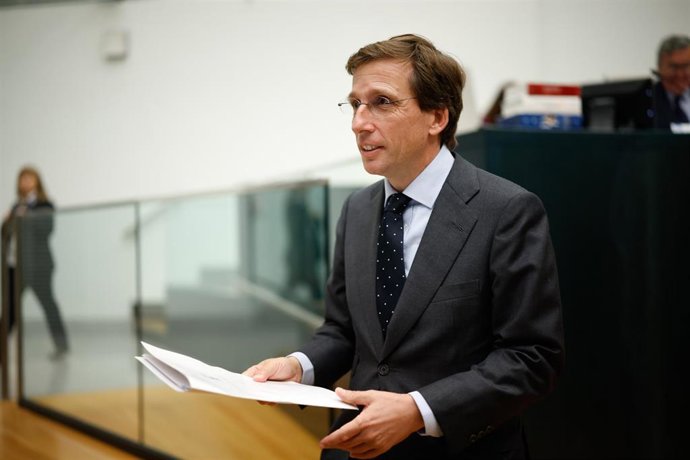 El alcalde de Madrid, José Luis Martínez-Almeida, durante un pleno extraordinario del Ayuntamiento de Madrid, en el Palacio de Cibeles