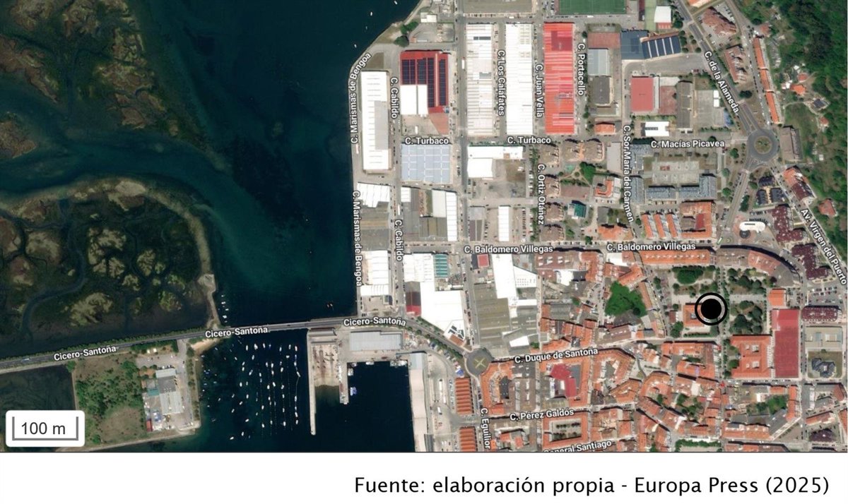 El incendio en una conservera en Santoña, en principio sin heridos, desata una gran columna de humo