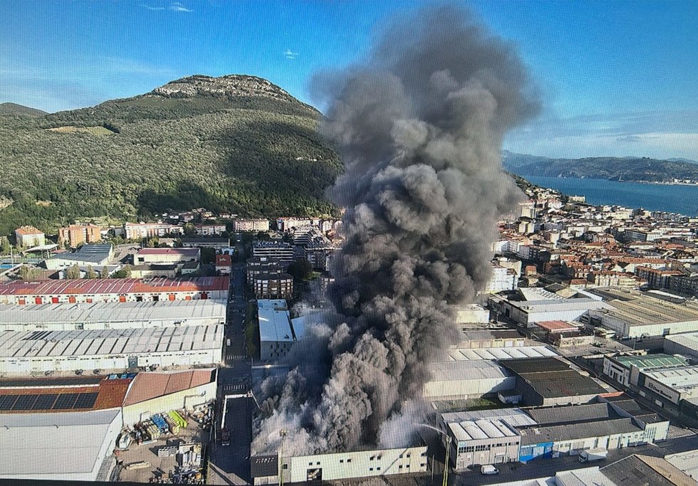 Controlado el incendio que ha calcinado Conservas Crespo en Santoña
