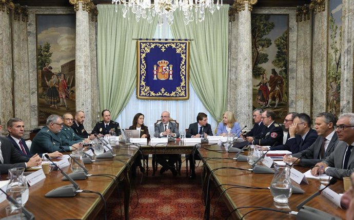 El alcalde de Madrid, José Luis Martínez-Almeida (2d), y el delegado del Gobierno en la Comunidad de Madrid, Francisco Martín (c), presiden el Consejo y la Junta Local de Seguridad de la ciudad de Madrid, en la Delegación del Gobierno, a 24 de octubre de 