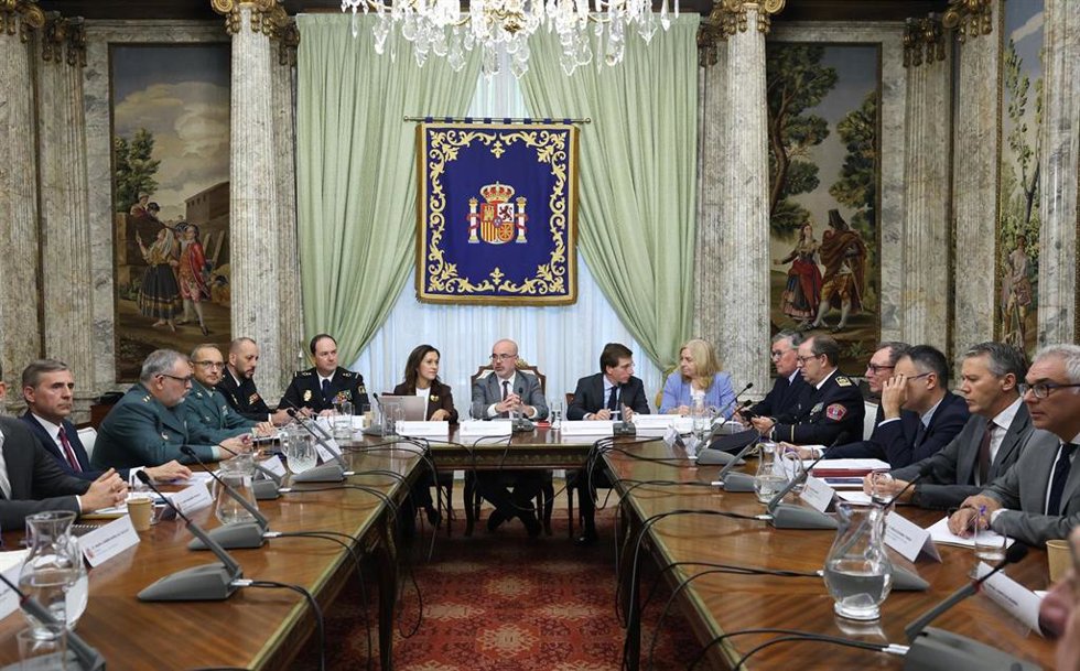 El alcalde de Madrid, José Luis Martínez-Almeida (2d), y el delegado del Gobierno en la Comunidad de Madrid, Francisco Martín (c), presiden el Consejo y la Junta Local de Seguridad de la ciudad de Madrid, en la Delegación del Gobierno, a 24 de octubre d