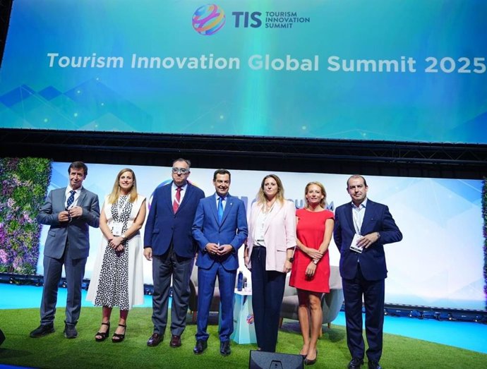 Foto de familia de la clausura del TIS, con Angie Moreno junto al presidente de la Junta de Andalucía, en Fibes.