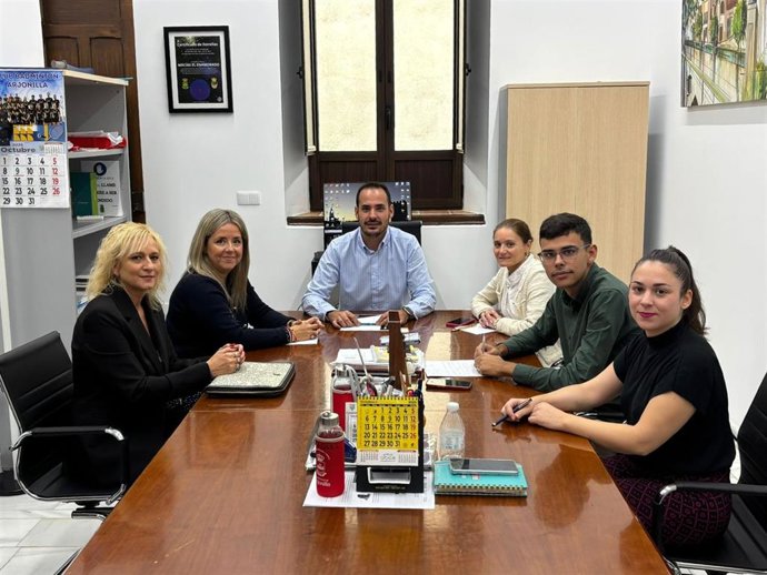 Reunión de la delegada de Salud, Elena González, con el alcalde de Arjonilla, Luis Miguel Carmona
