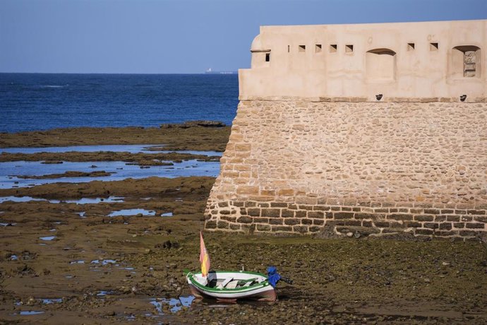 Archivo - Vista de la playa de la Caleta de Cádiz con una de sus fortificaciones.