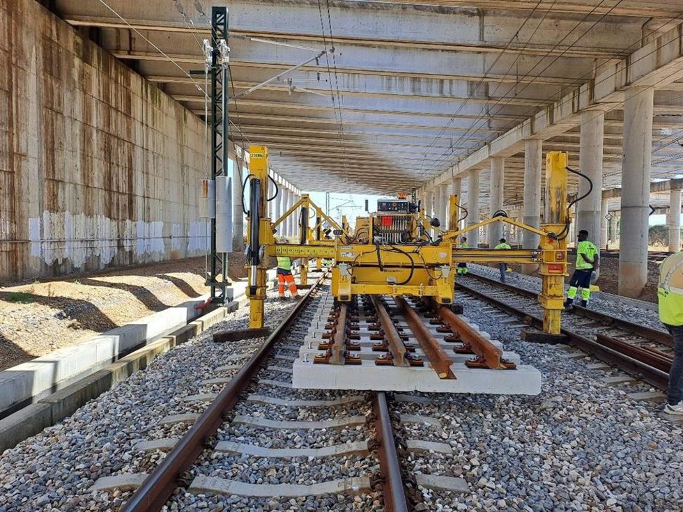 Trabajos de despliegue de la segunda vía en la Línea de Alta Velocidad (LAV) entre Palencia y León.