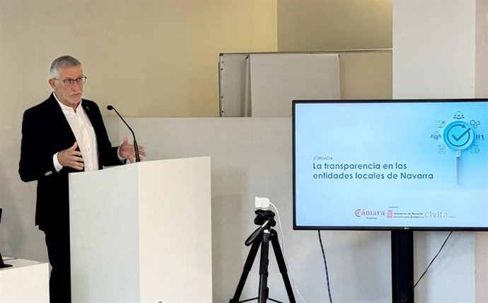 El vicepresidente primero y consejero de Presidencia e Igualdad del Gobierno de Navarra, Félix Taberna, durante su intervención en la jornada 'Transparencia en las Entidades Locales de Navarra', organizada por la Cámara de Comercio.