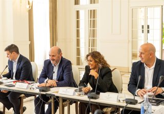 El presidente de la RFEF, Rafael Louzán, junto a la presidenta de la Liga F, Beatriz Álvarez, en la reunión de trabajo celebrada en Málaga.
