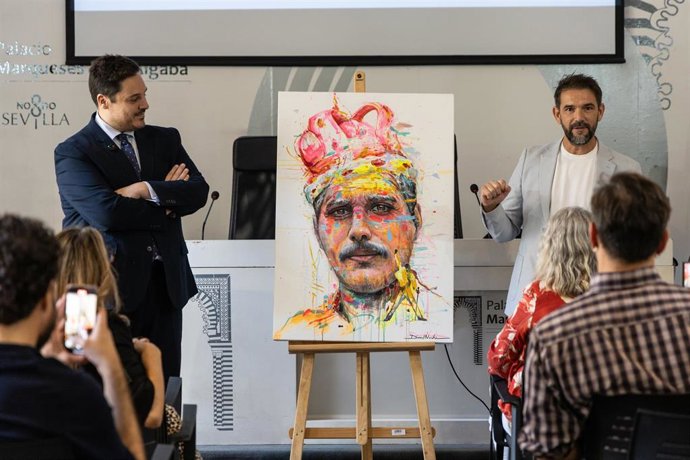 El delegado municipal José Luis García (i), junto al autor del cartel de la campaña frente a los estigmas del VIH-Sida.
