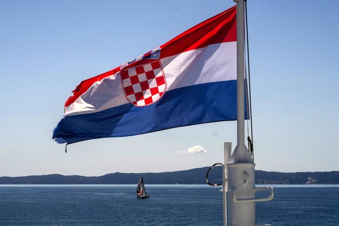 Archivo - April 26, 2023, Hvar, Croatia: A Croatian flag flies on a ferry shuttling cars and passengers across the Adriatic Sea from the island of Hvar, Croatia.