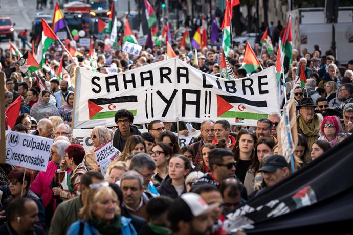 Archivo - Decenas de personas durante una manifestación por la autodeterminación del Sahara Occidental, a 16 de noviembre de 2024, en Madrid (España). La manifestación, que recorre la ciudad desde Atocha hasta Sol, está convocada por CEAS-Sahara y FEMAS p
