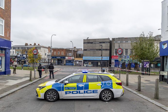 15 de outubro de 2025, Londres, Londres, Reino Unido: Londres, Reino Unido. A polícia vigia um cordão de isolamento em Catford, no sudeste de Londres, após relatos de esfaqueamento em Rushey Green nesta manhã.