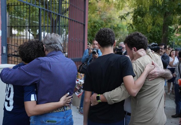 Los padres, hermano y abuelo de la menor en la concentración celebrada este viernes. A 17 de octubre de 2025, en Sevilla (Andalucía, España). 