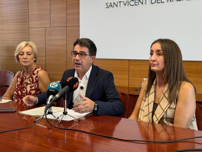 El alcalde de Sant Vicent del Raspeig (Alicante), Pachi Pascual (c), este viernes en una rueda de prensa en el ayuntamiento del municipio
