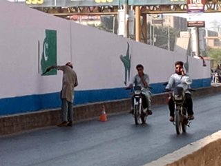 Archivo - May 22, 2025, Pakistan: KARACHI, PAKISTAN, MAY 22: Fine artist is busy in painting J-10C Fighter Jet and Pakistani .Flag on a wall to mark victory of Pakistan against India on the remarkable success of Pakistan .Army Operation Bunyan-un-Marsoos,