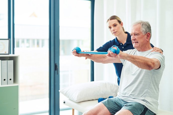 Archivo - Imagen de recurso de un hombre realizando ejercicios de rehabilitación.